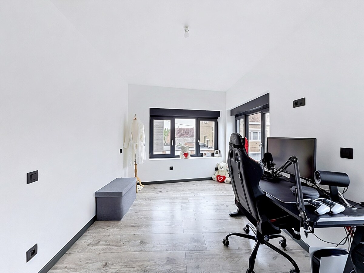 Gerenoveerde halfopen bebouwing EPC B met 3 slaapkamers, dubbele garage en tuin! 
