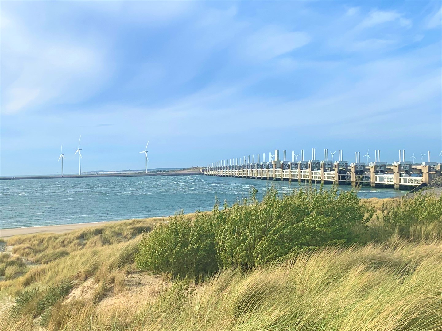Vrijstaande 8-persoons vakantiewoning, gelegen op een unieke plek met vrij uitzicht over de Oosterschelde, kijkend richting het schilderachtige Zierikzee, wacht deze woning op een nieuwe eigenaar! 
