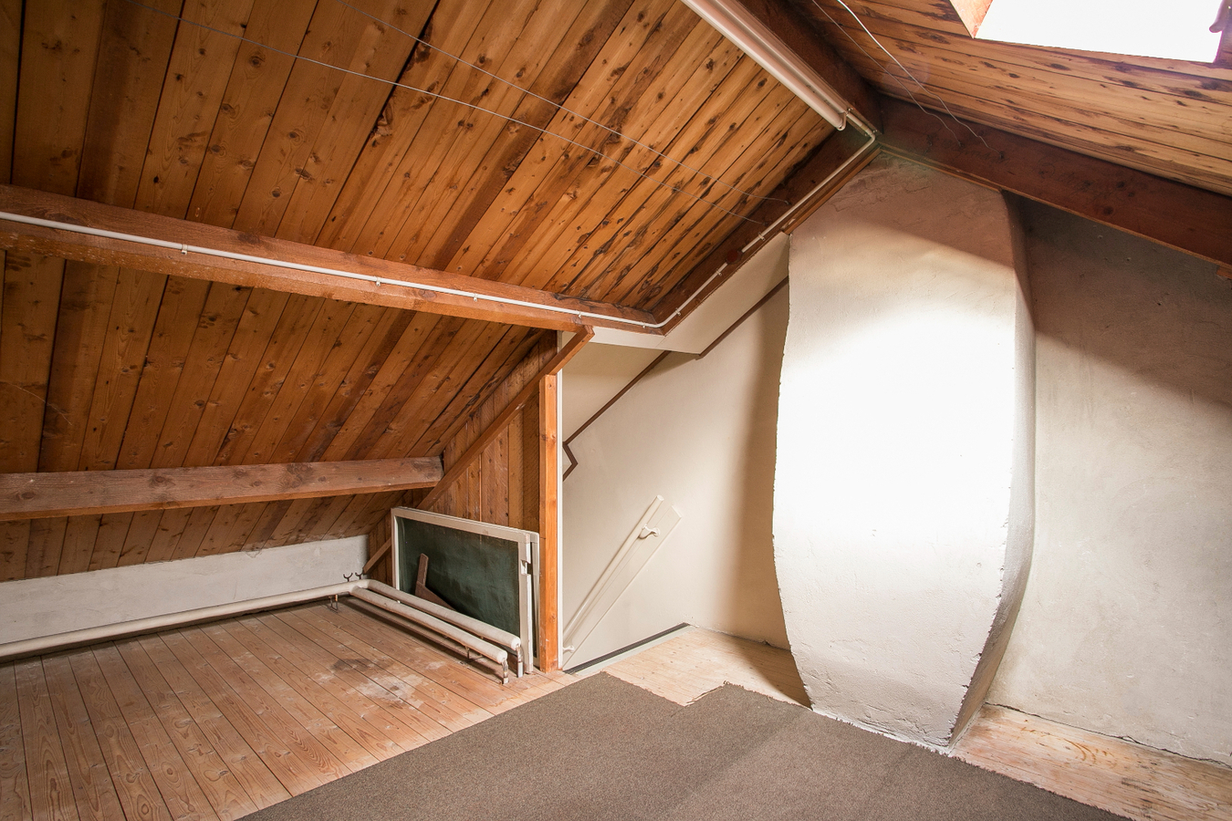Vrijstaande eengezinswoning met garage en carport. 