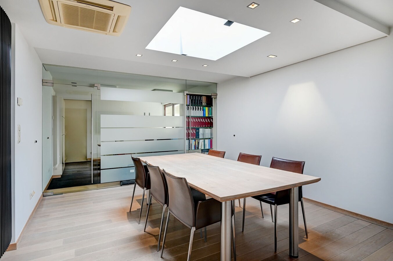 Uitzonderlijk kantoorgebouw met woonst 