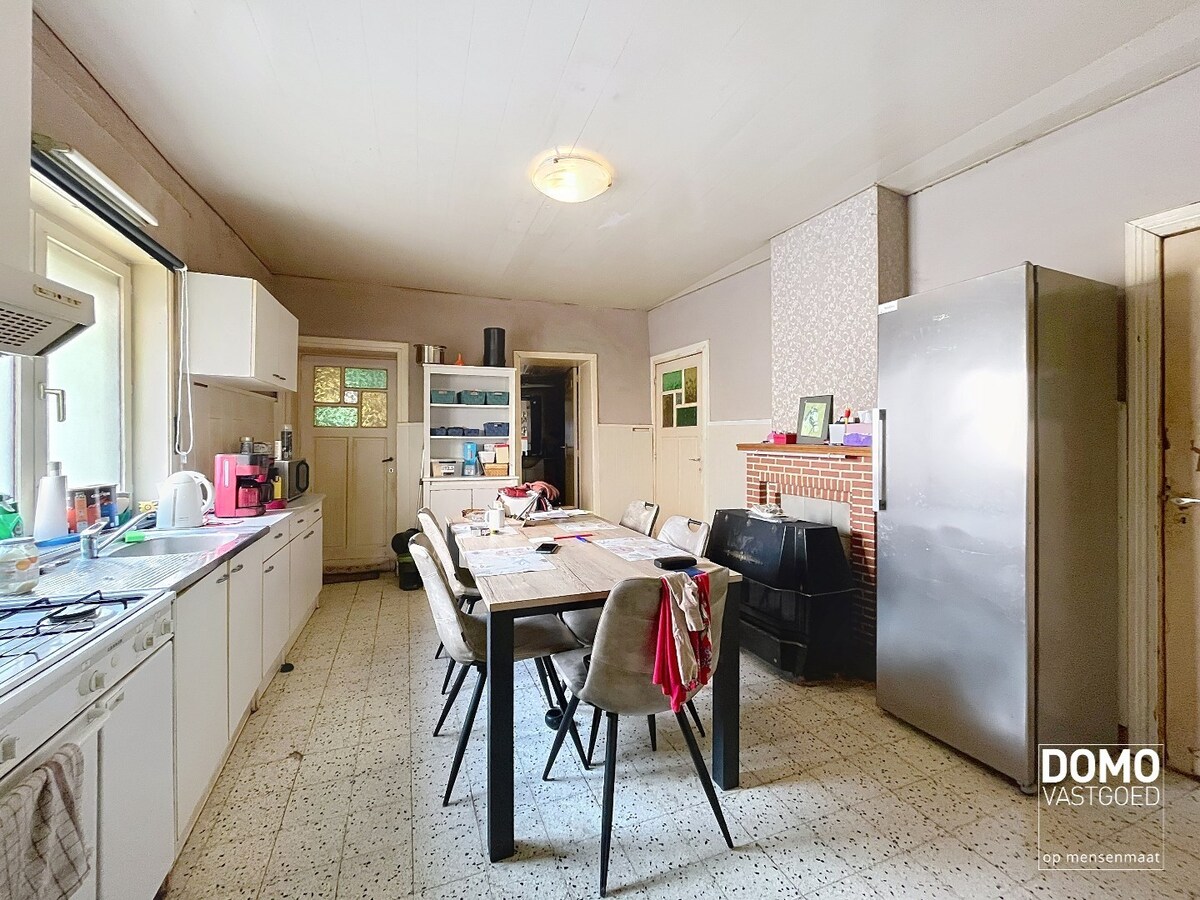 RUIME TE RENOVEREN WONING MET 5 SLAAPKAMERS EN RUIME ACHTERLIGGENDE GARAGE TE BILZEN-HOESELT 