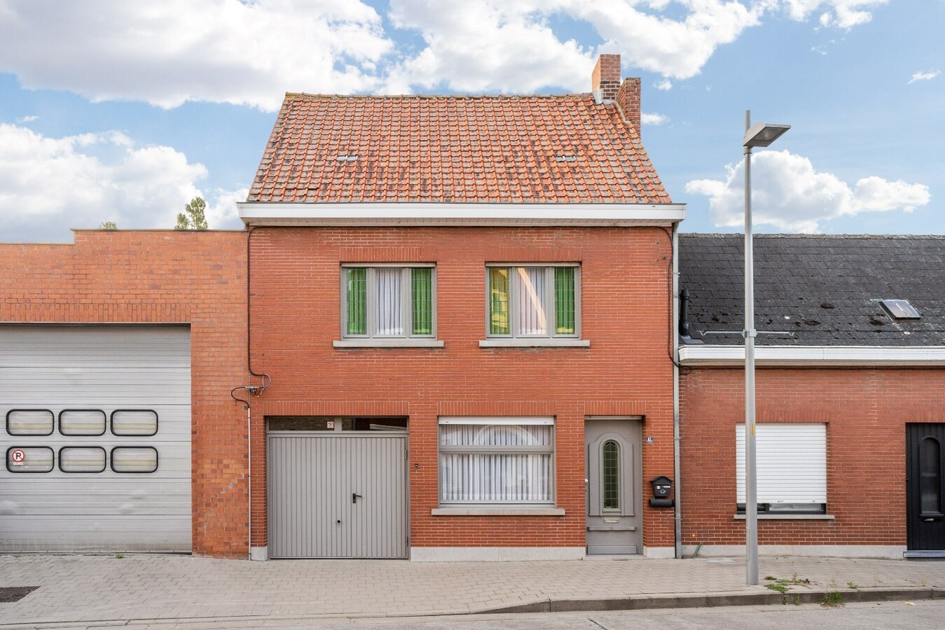 Degelijk gebouwde woning met drie ruime slaapkamers 