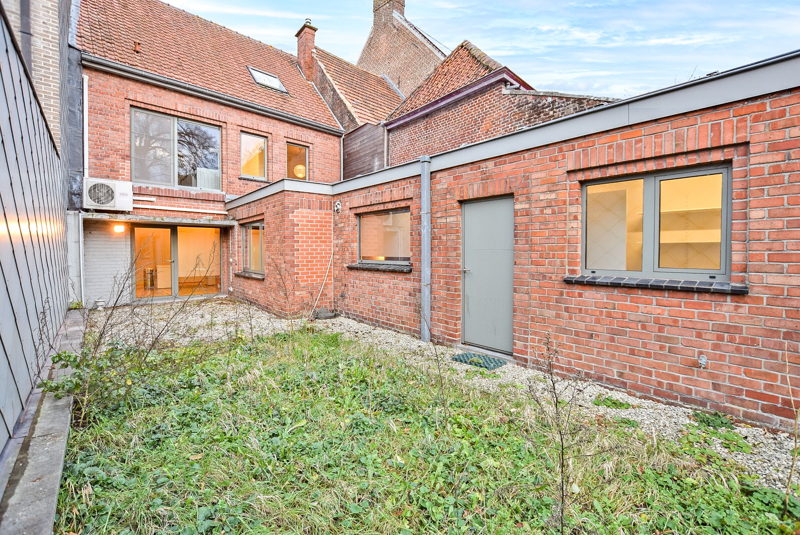 Instapklare eigendom met tal van mogelijkheden in hartje Poperinge. 