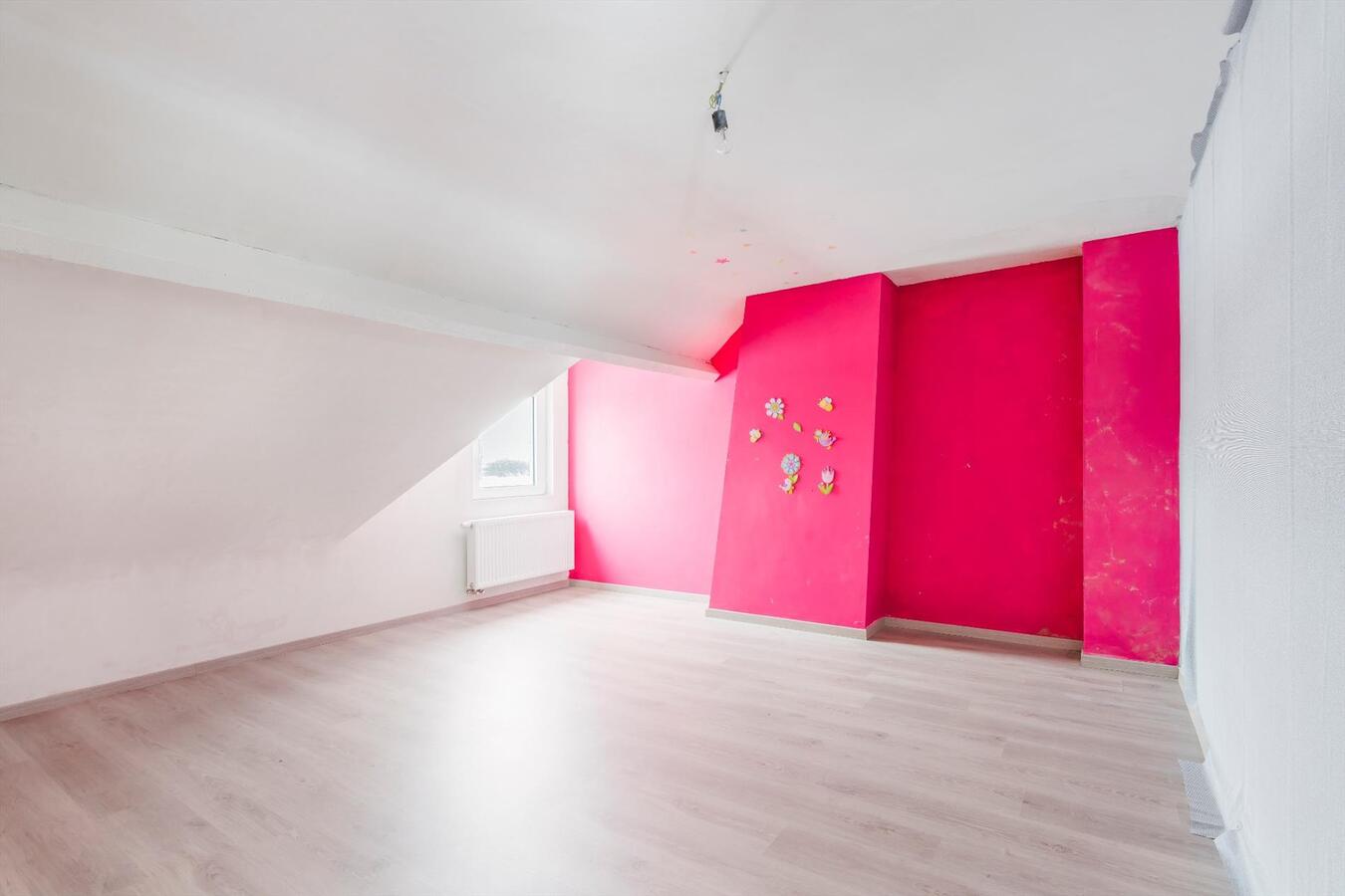 Landelijk gelegen, ruime halfopen woning met garage. 