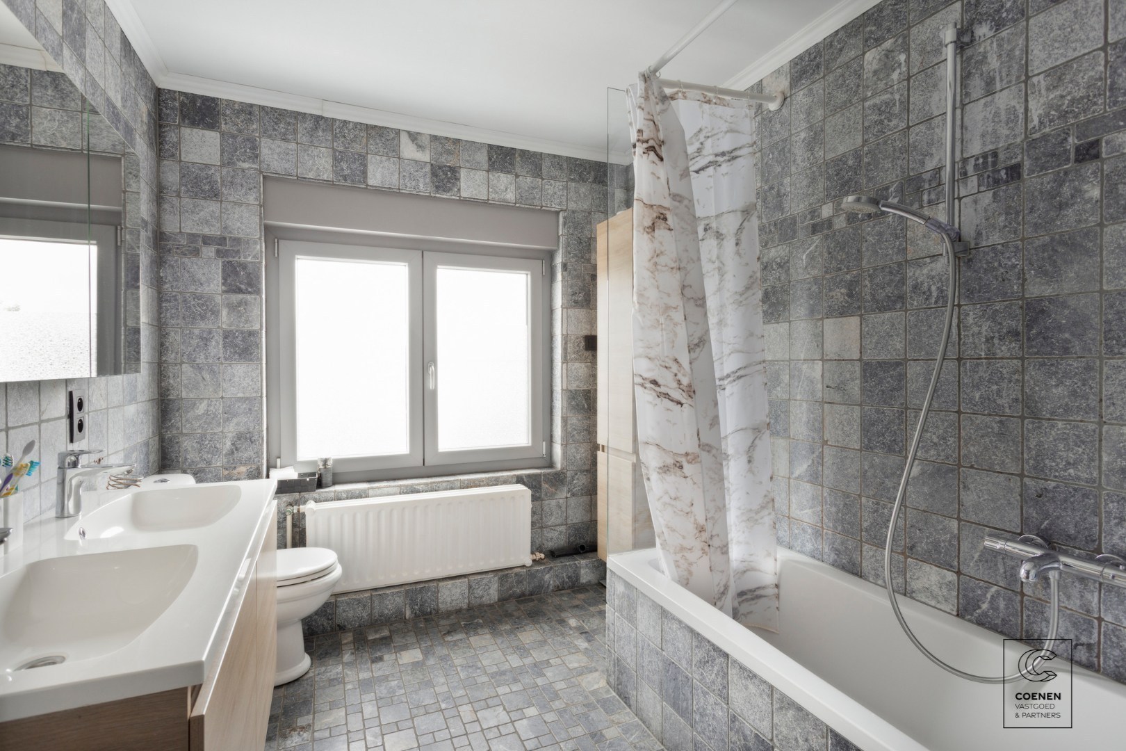 Zeer ruime en instapklare woning van 181 m², 4 slpk's en zeer leuke, zonnige tuin met prachtig uitzicht! 