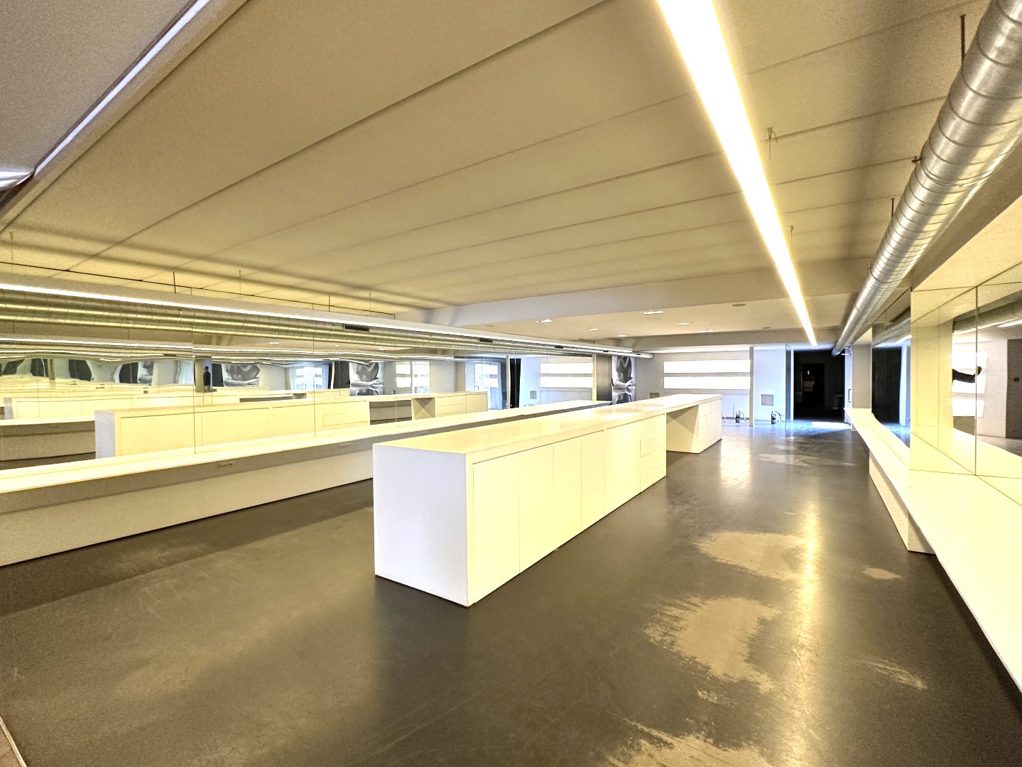 Handelspand: winkel / kantoor, instapklaar, (300 m²), mét parking, Torhout 