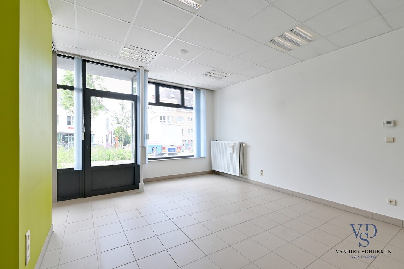 Commercieel gelijkvloers met ruime duplex en tuin. 