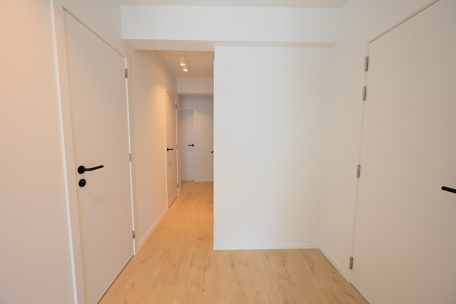 Non meublé - Neuf - Appartement luxueusement rénové avec 3 chambres et une vue dégagée sur la place du Bourgmestre Frans Desmidt. 