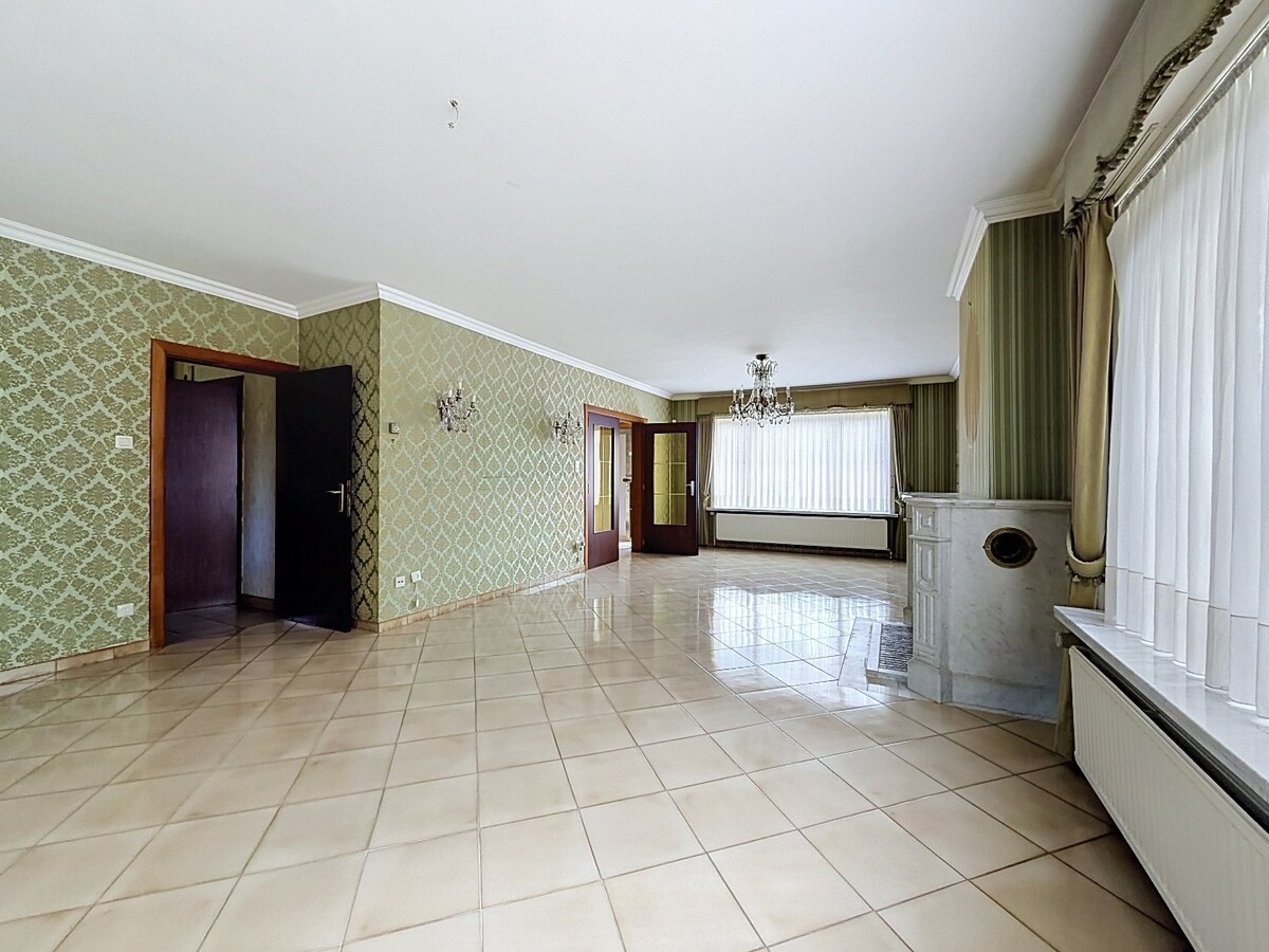 Ruime sixties villa met vergunde loodsen (350m²) te Vlierzele 