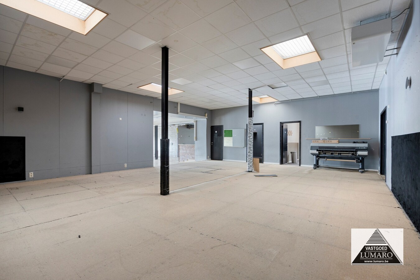 Commercieel gelegen winkel  met  parking 
