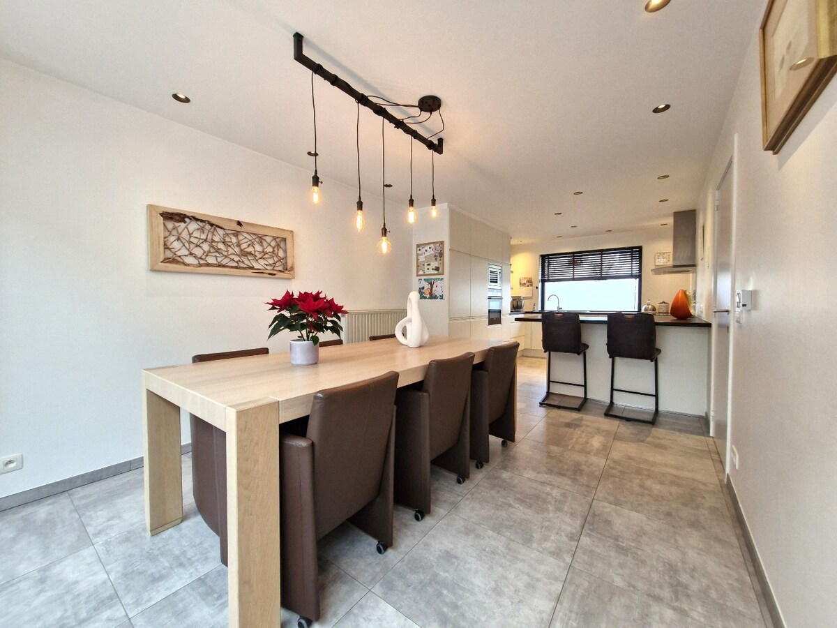 Knap gerenoveerde woning met uitzonderlijk lichtinval in het hartje van Heist 