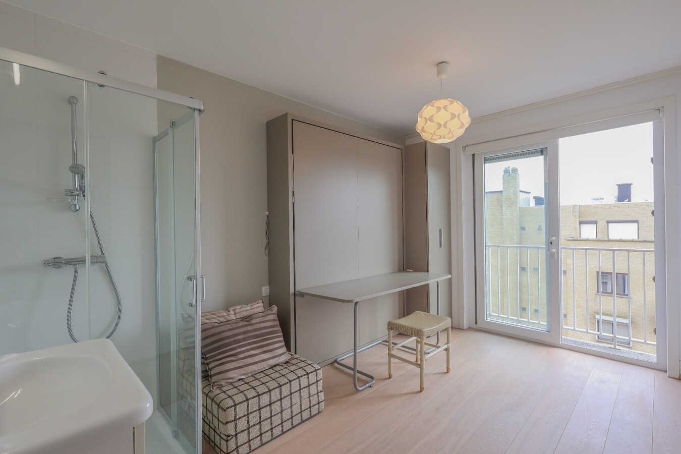 Appartement magnifique avec vue frontale sur la mer et deux chambres à coucher. 