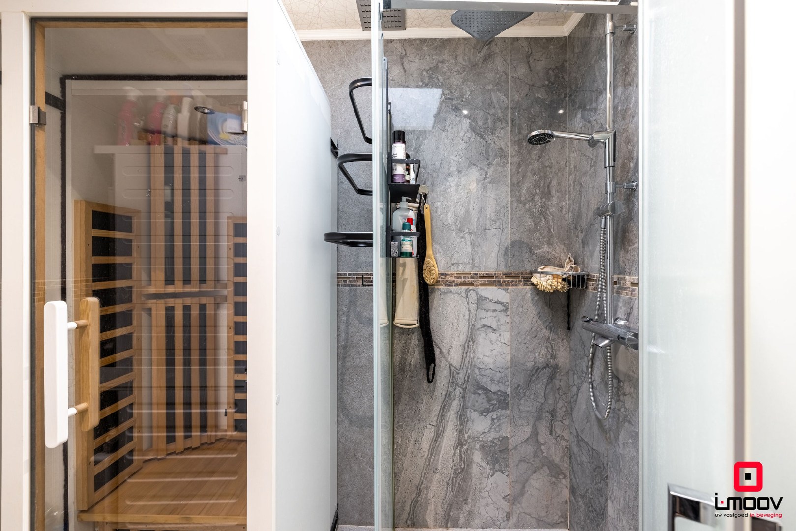 Hoogwaardig gerenoveerde stadswoning met 4 slaapkamers en zuidgericht dakterras 