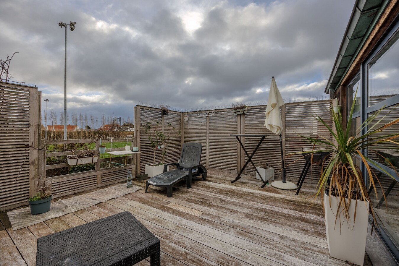 Ruime en veelzijdige bel-étagewoning met 5 slaapkamers, zuidgerichte terrassen en studio/praktijkruimte nabij de zeedijk. 