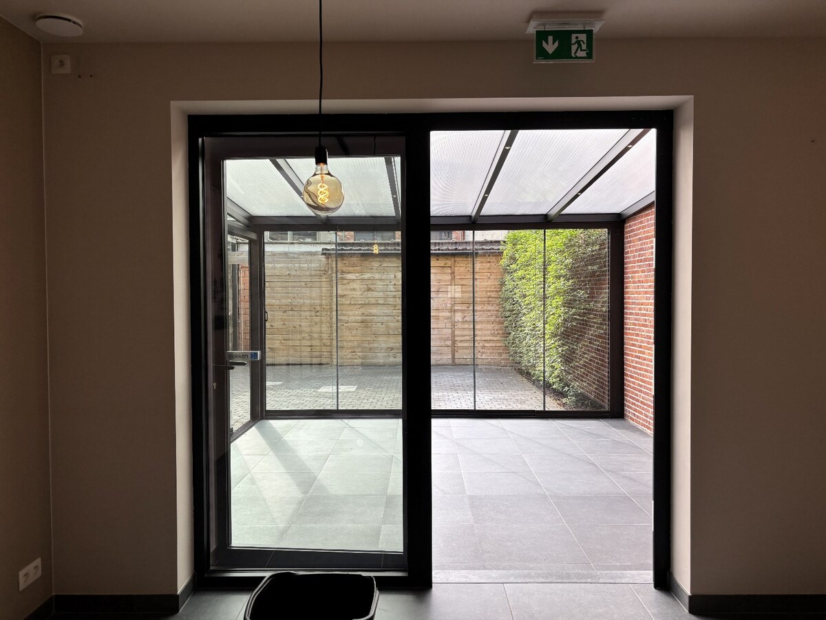 Instapklaar handelsgelijksvloers 90 m² met ruim terras  in het centrum Sint-Antonius naast Bpost. 