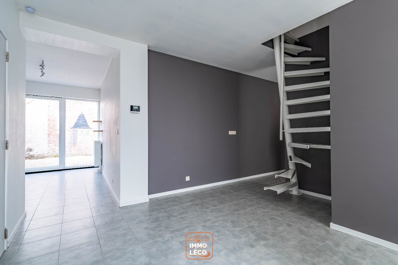 Maison rénovée 2 chambres et grande terrasse/cour, en plein centre de Dottignies ! 