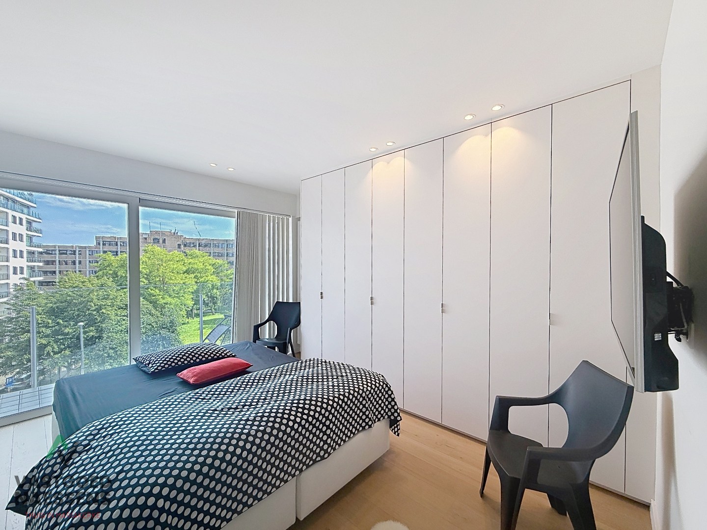 Magnifique appartement rénové de 2 chambres avec terrasse et vue sur le port. 