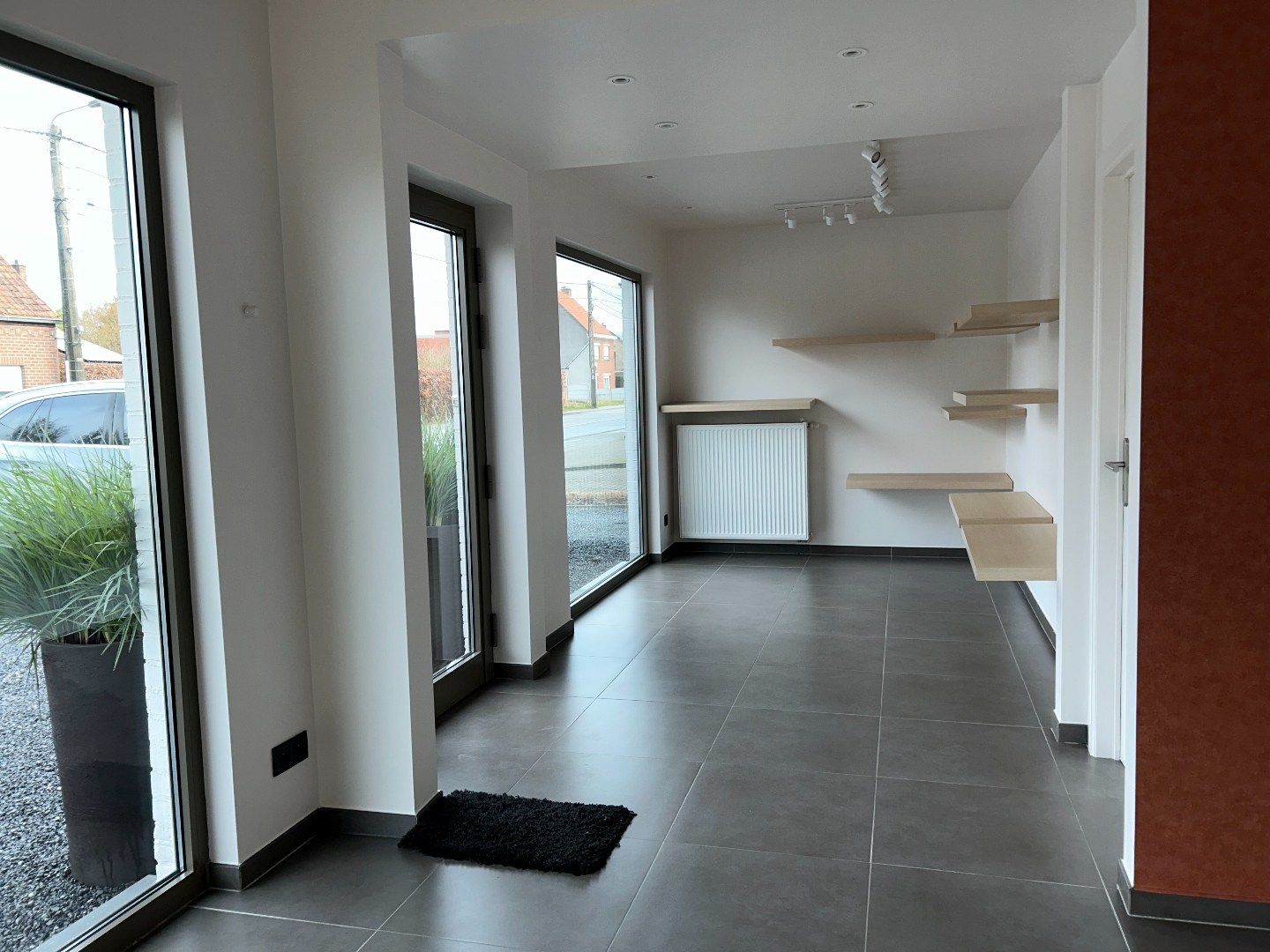 Volledig gerenoveerde woning met winkelruimte, garage en tuin op 1.280m² 