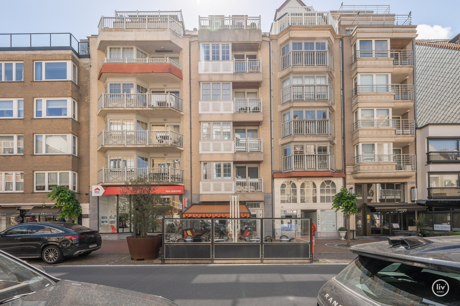Ruim (98 m2) appartement met 2 slaapkamers op een topligging in de Dumortierlaan te Knokke. 