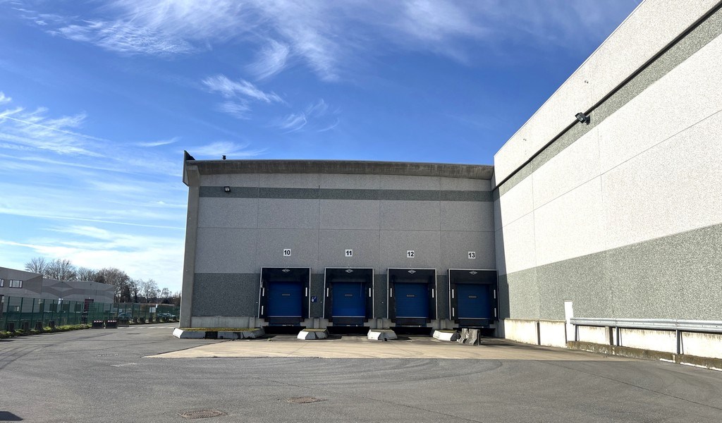 Logistieke loodsen met laadkades te huur in Sint-Niklaas