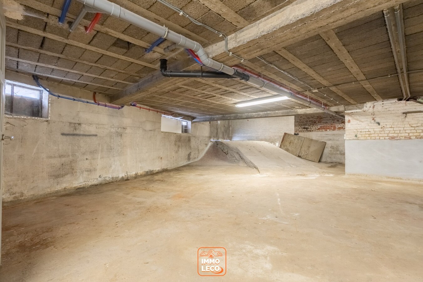 Entrepôt de +/- 180m2 dans le village de Luingne 