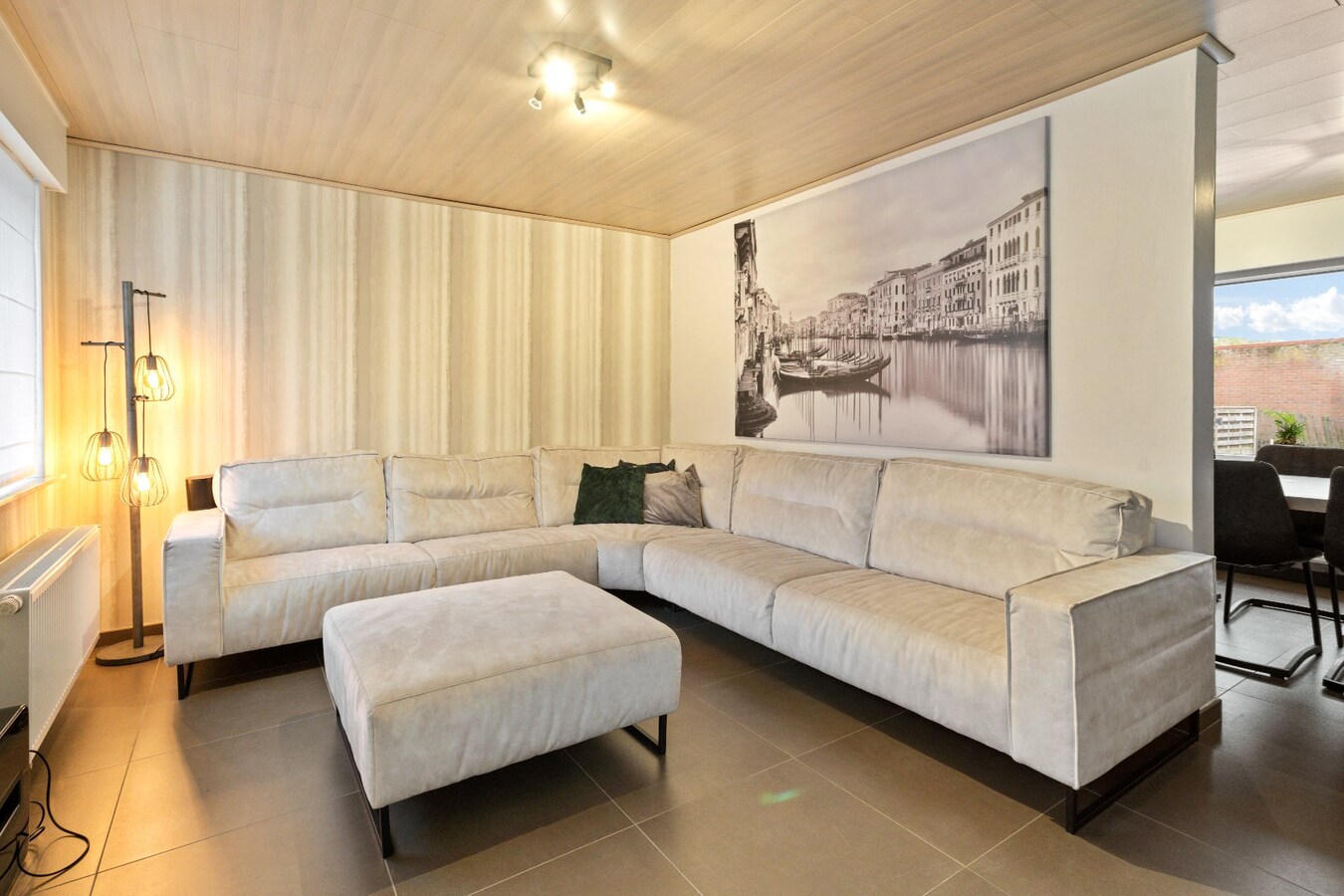 Tot in de puntjes afgewerkte, vrijstaande woning met garage 