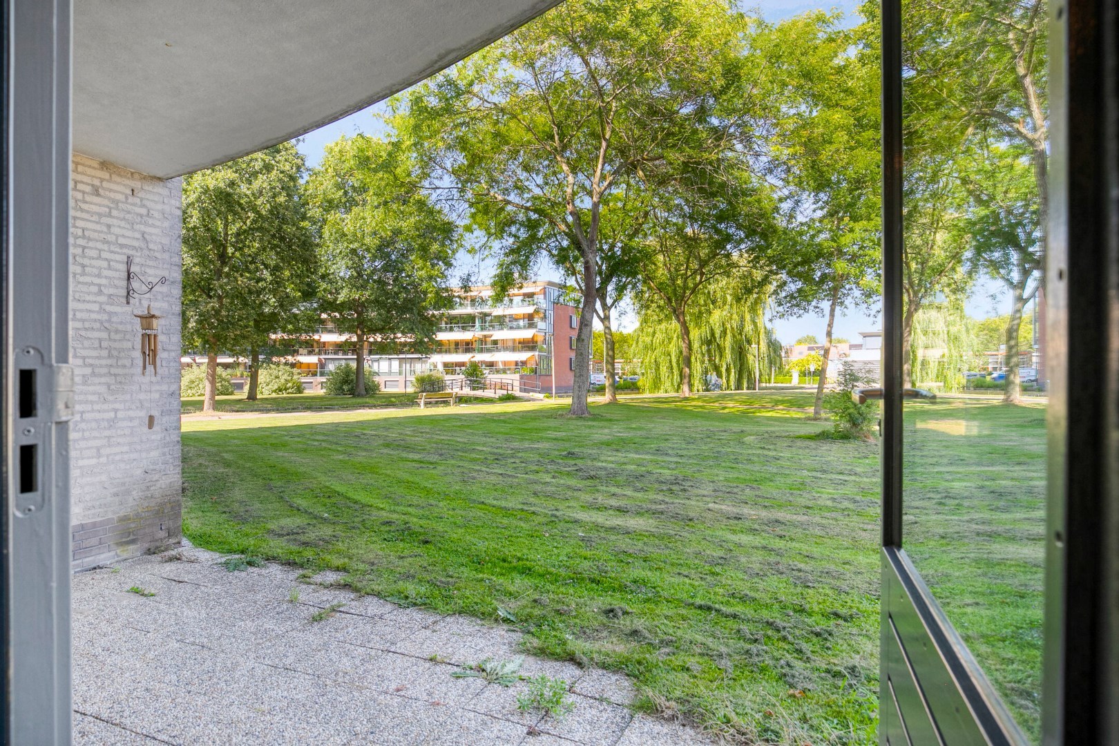Royale 3 kamer benedenwoning met 2 slaapkamers, ruim terras en is gelegen op eigen grond. 