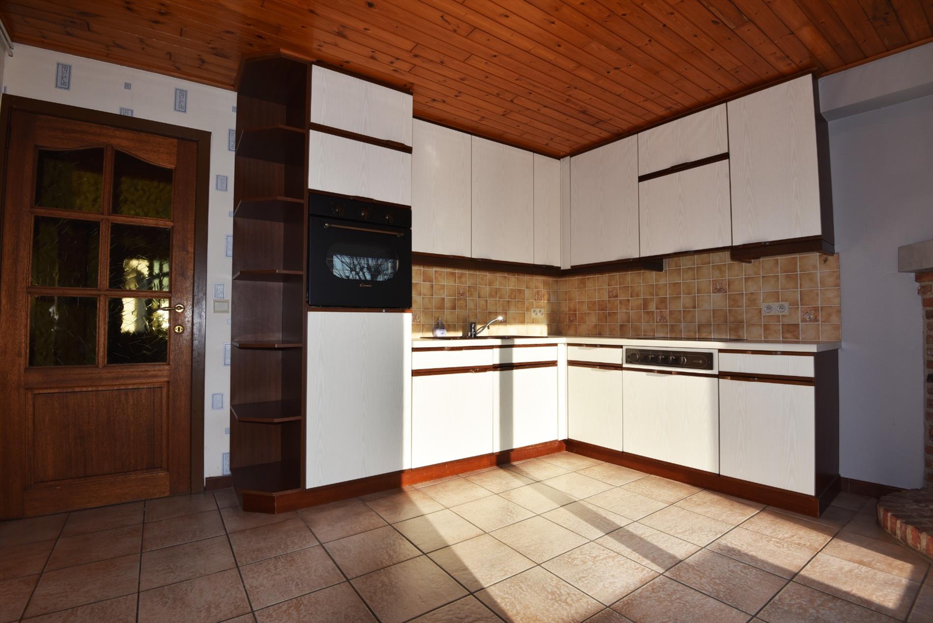 Half open bebouwing met 2 slaapkamers, tuin en garage te Maldegem. 