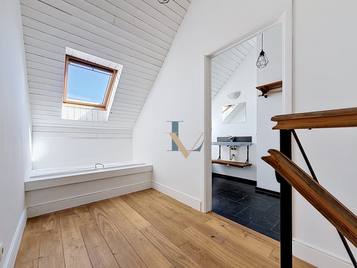 Instapklaar duplex appartement met 2 slpk. en 2 bdks. en mooi terras. 