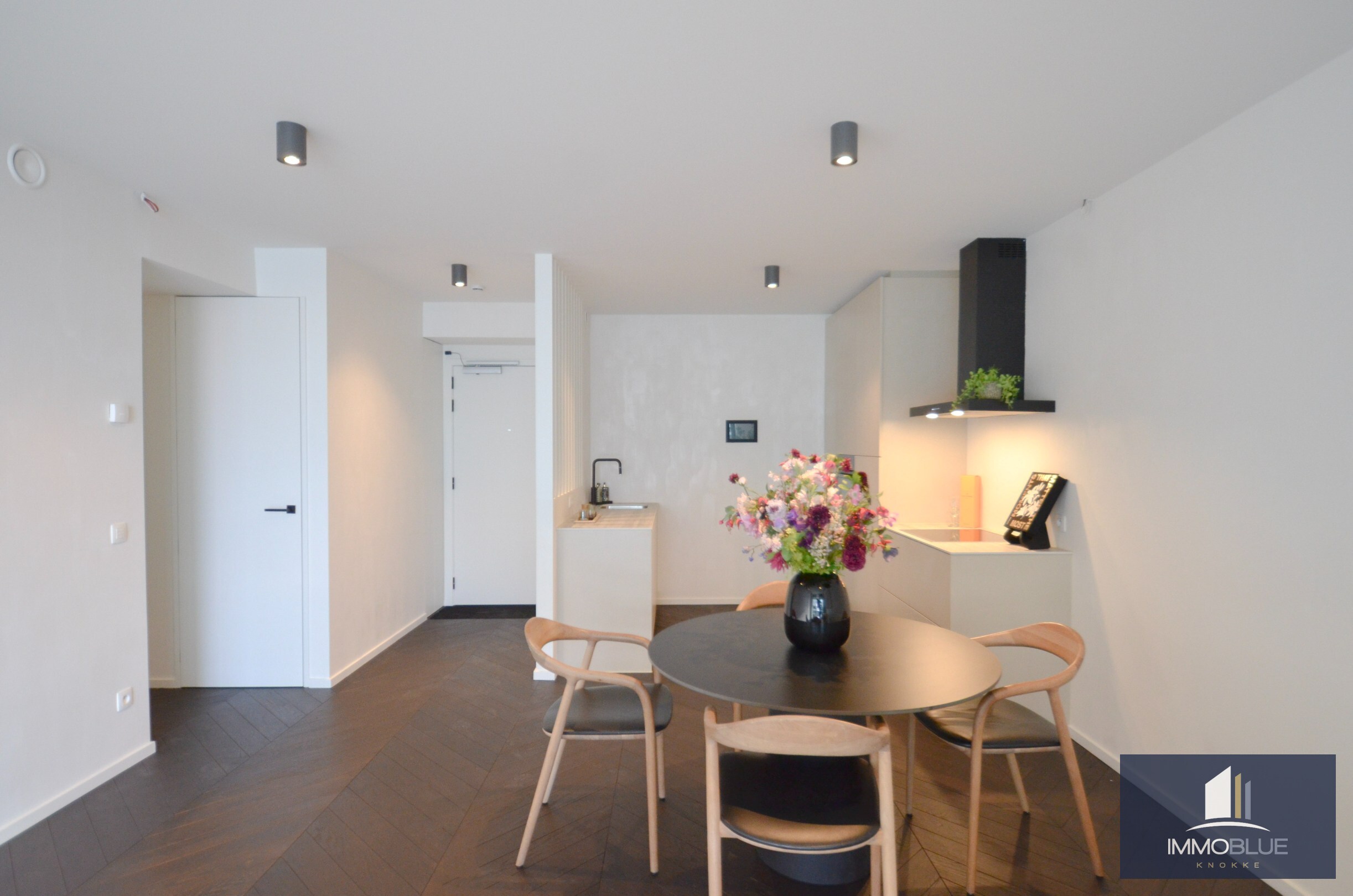 Appartement élégant avec spacieuse terrasse ensoleillée dans la résidence The Tower. 