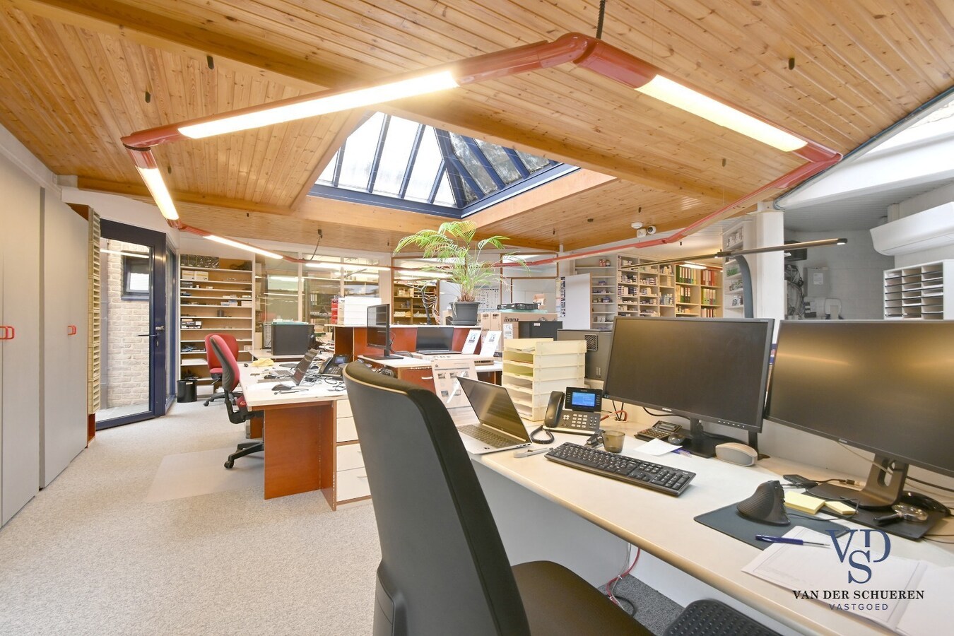 Ruim handelspand met penthouse in villastijl 