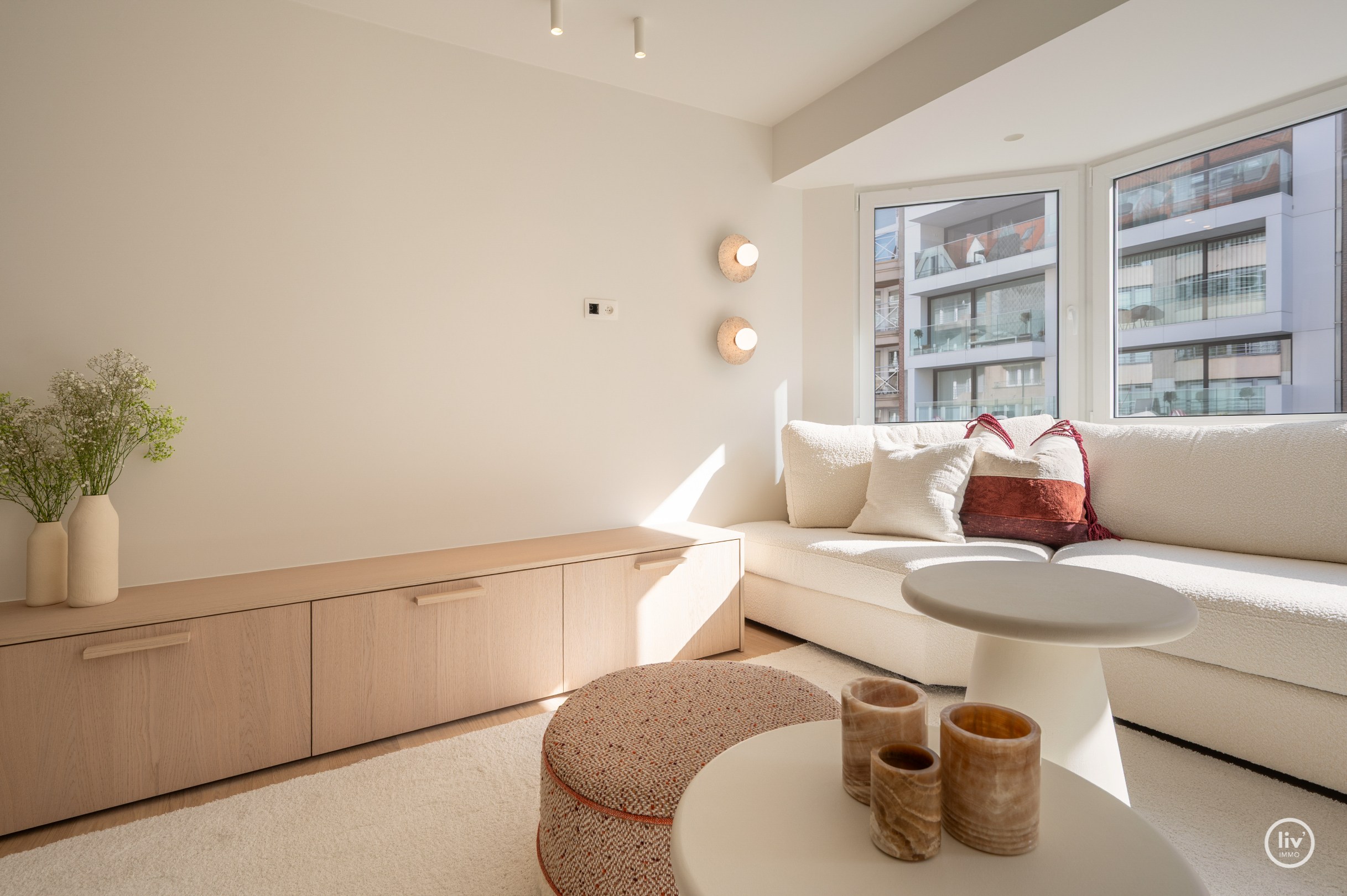 Appartement de luxe entièrement rénové de 3 chambres situé sur l'avenue Parmentier, à proximité de la digue. 