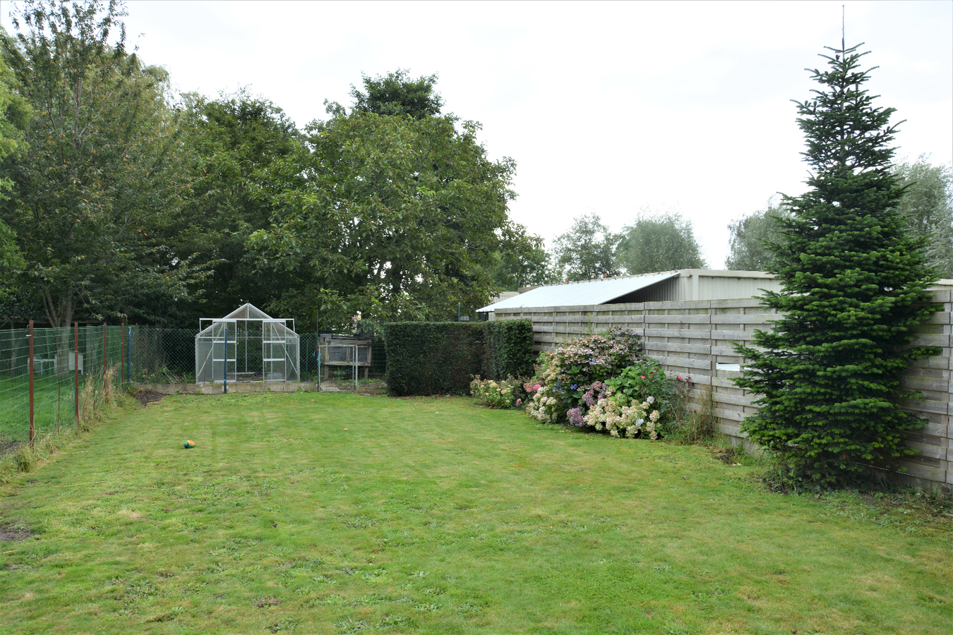 Half-open woning met grote tuin te Aartrijke 