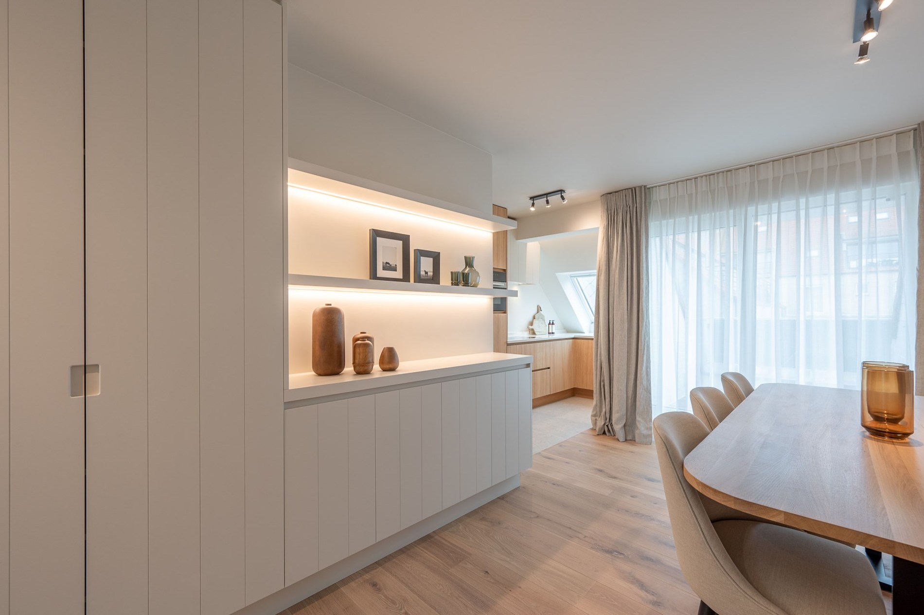 et strand.Magnifique appartement en duplex magnifiquement rénové avec vue latérale sur la mer, 2 chambres à coucher complètes, 2 grandes terrasses et un niveau de finition exceptionnel, situé à quelqu 
