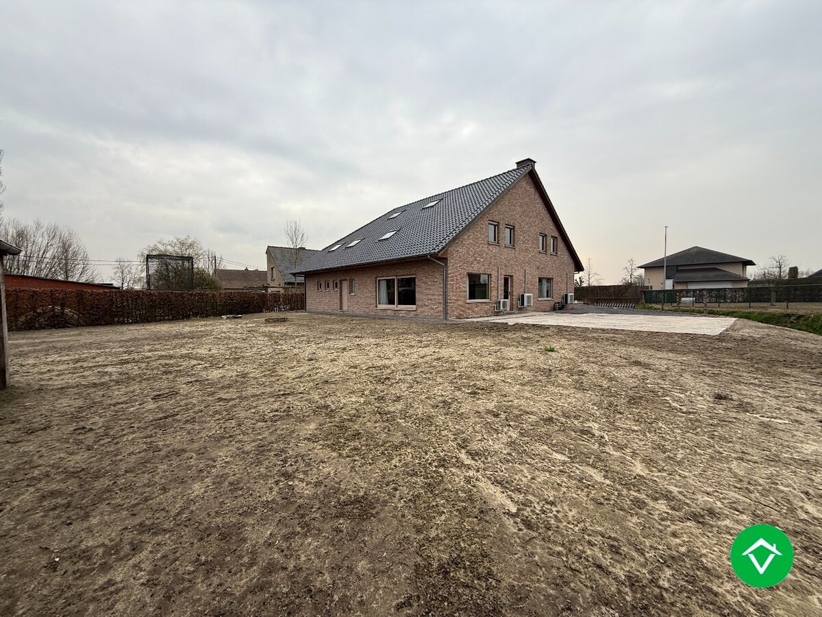 Ruime, alleenstaande woning met 6 slaapkamers en tuin te Hooglede (De Geite) 