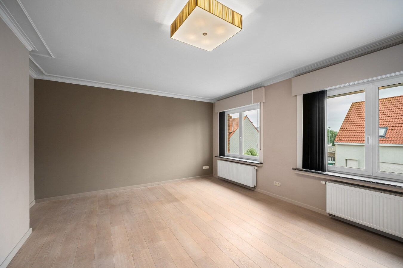 Instapklaar en lichtrijk appartement met terras in het centrum van Heist. 