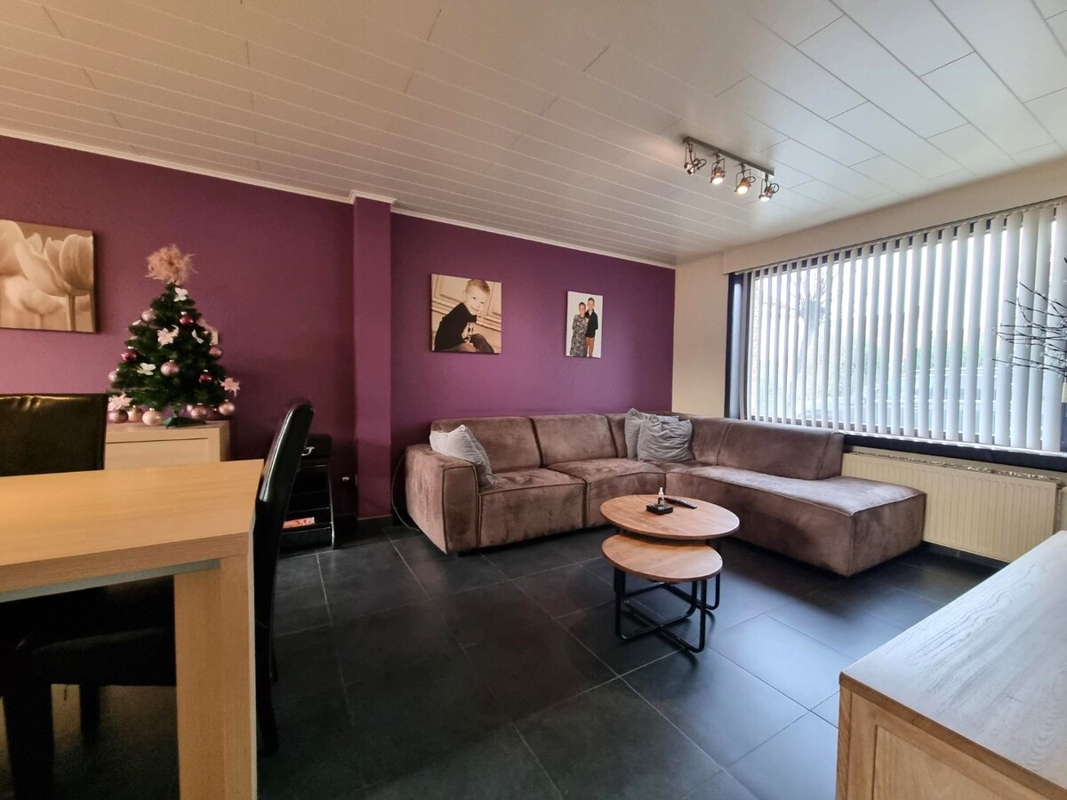 Halfopen woning met garage en dubbele oprit te Heist 