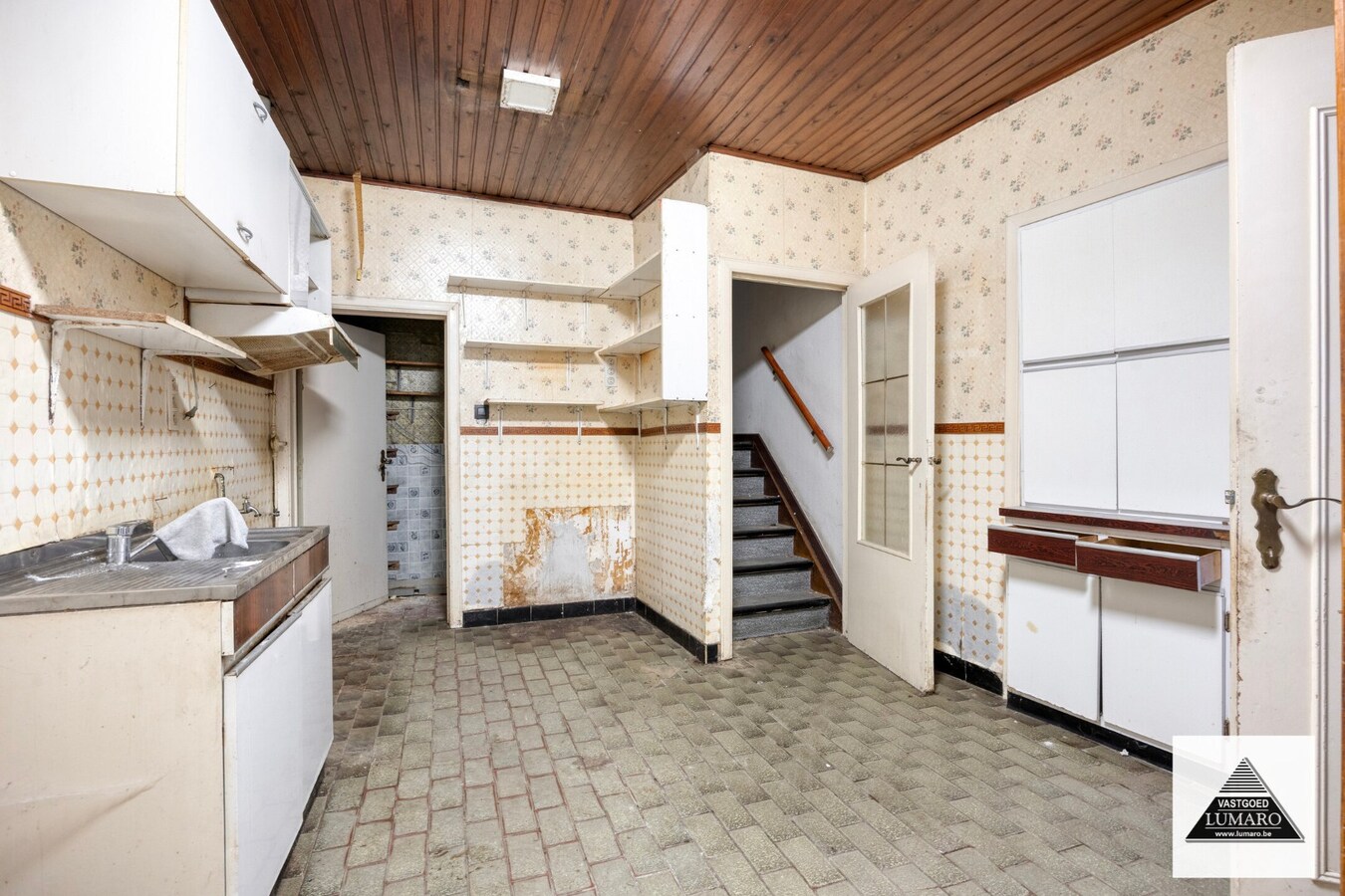 Te renoveren pand met woonst met pitoreske  voorgevel. "Önger de Poart". 