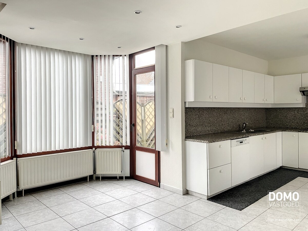 Ruime woning, gelegen nabij het centrum van Kermt met gunstig EPC label. 