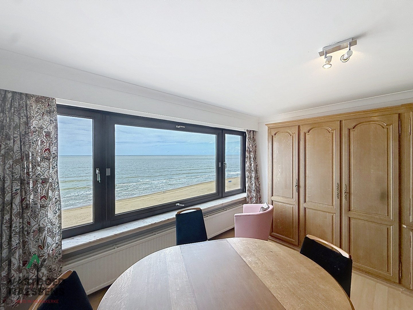 OP TE FRISSEN STUDIO MET ZICHT OP ZEE 