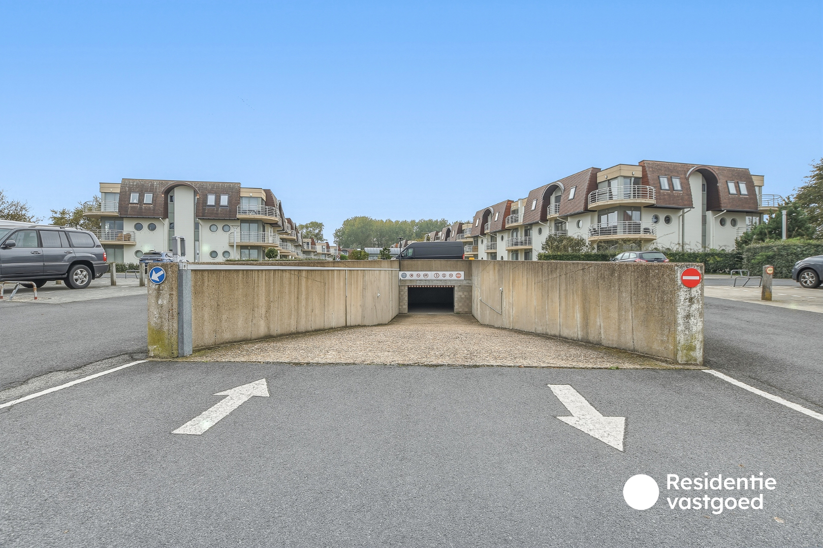 Instapklaar éénslaapkamerappartement met terras en zwembad te Bredene! 