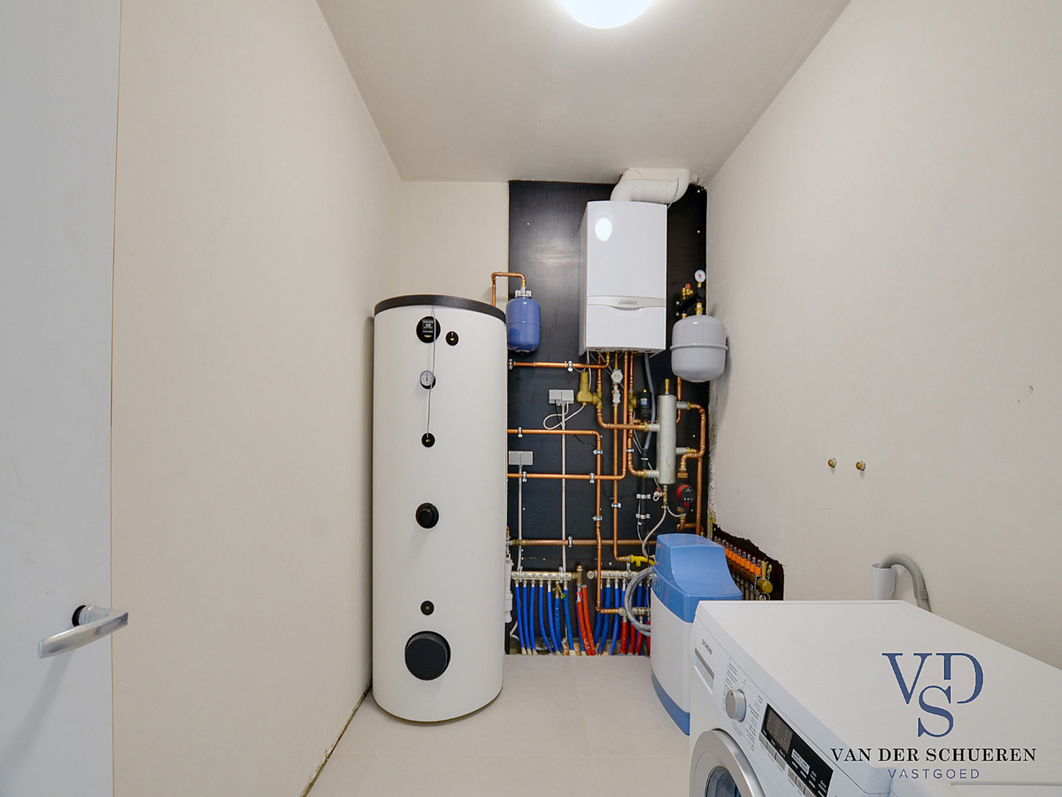 Exceptioneel gelegen, eigentijdse bungalow-villa. 