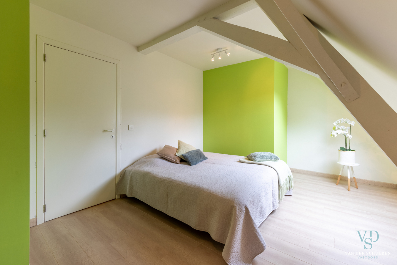 Authentiek landhuis met 5 ruime slaapkamers én gelijkvloers bureau. 