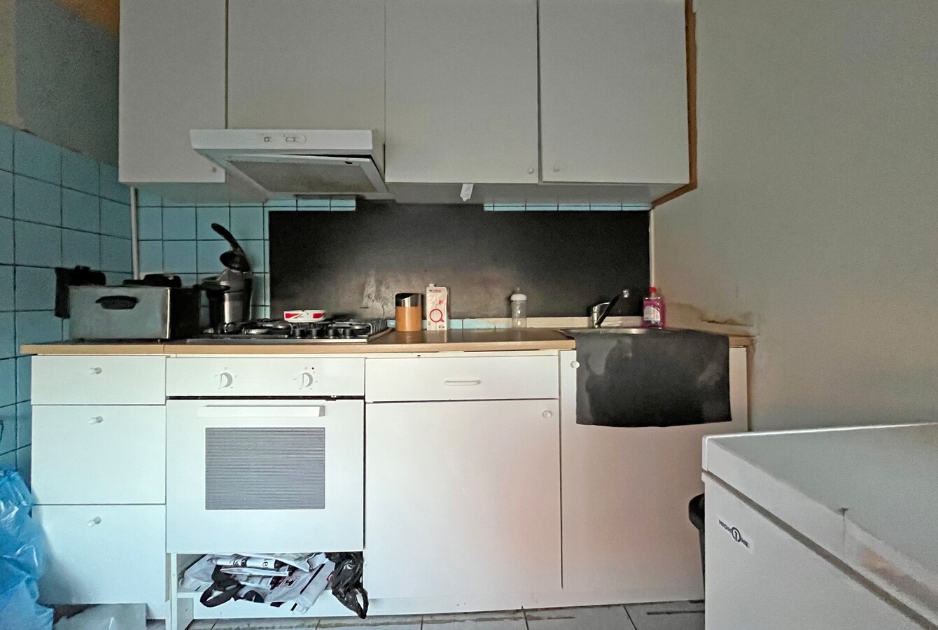 Goed gelegen magazijn met 2 bovengelegen appartementen 