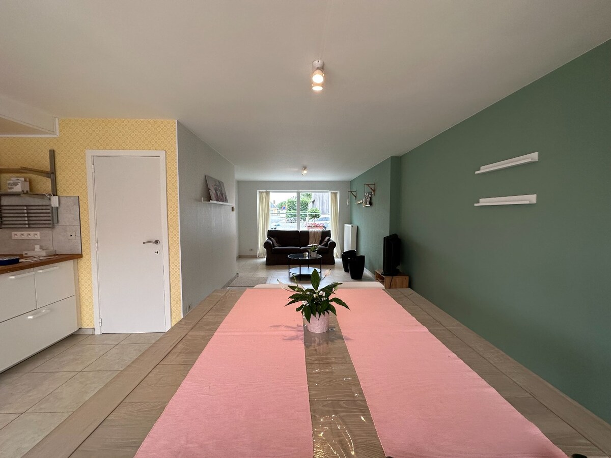 Centraal gelegen, lichtrijke woning met drie slaapkamers en garage 