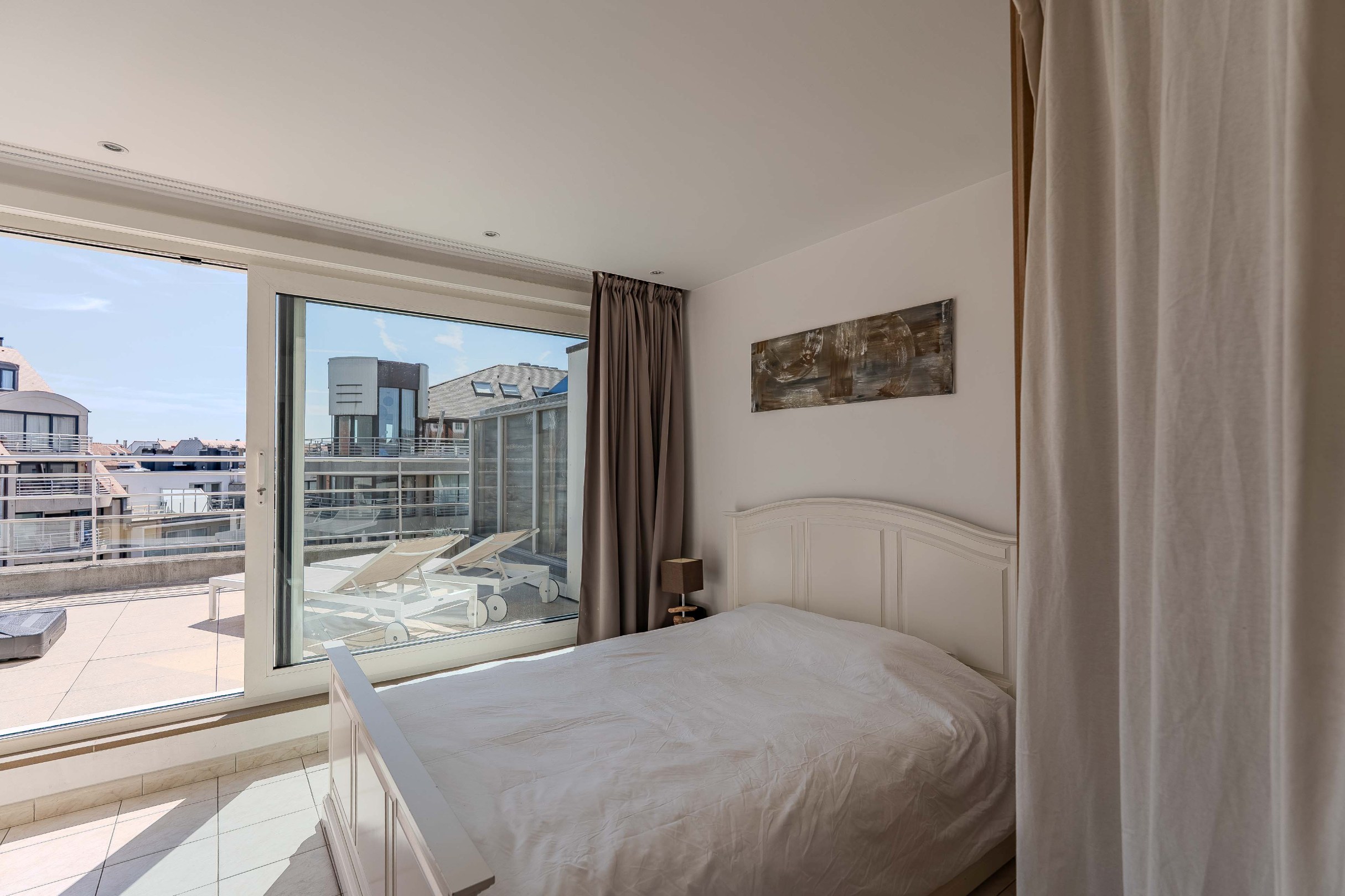 Schitterend penthouse met 2 slaapkamers, ruime terrassen en zijdelings zeezicht. 