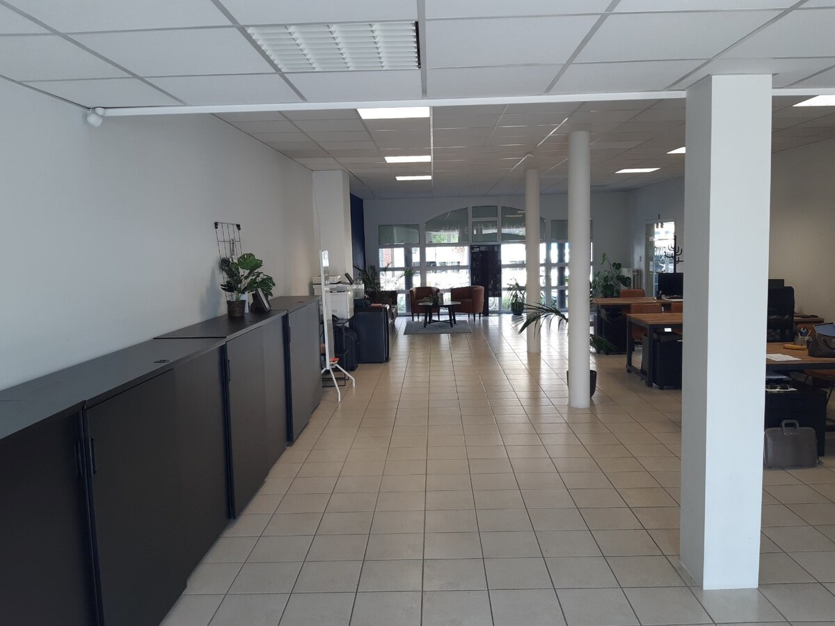 Uitstekend gelegen commercieel pand met parkeermogelijkheden ! 