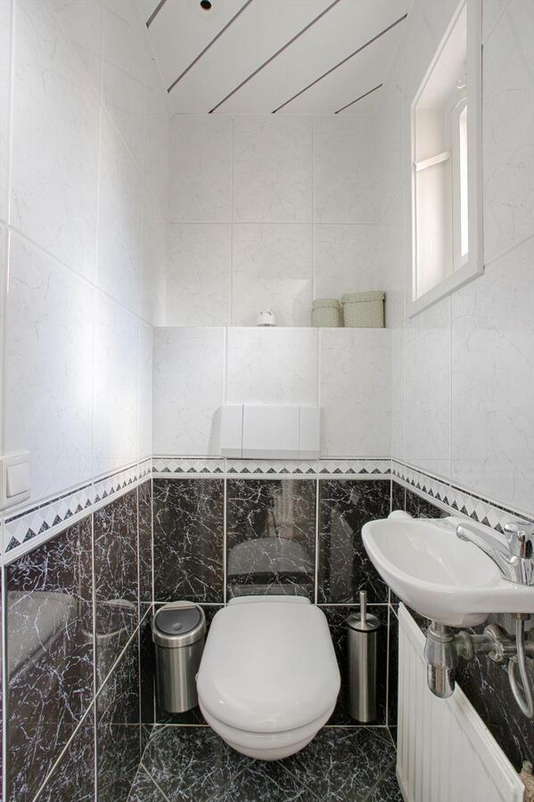 Ruim uitgebouwde hoekwoning met garage, berging, carport en vrije achterom gelegen in een rustige, kindvriendelijke straat tegenover een speelveld op 218 m² aan de Kievit 5 te Luyksgestel. 