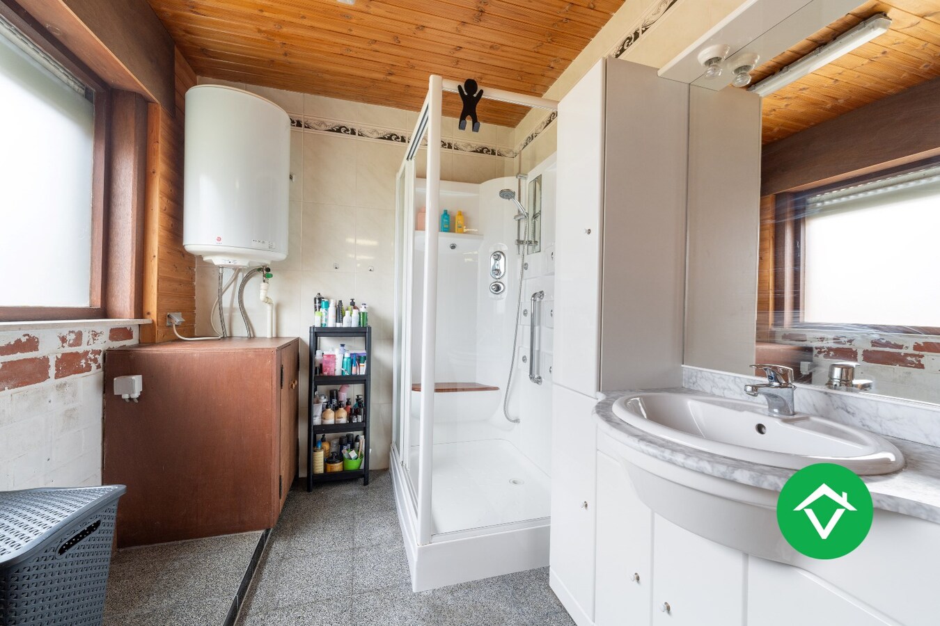 Halfopen woning te koop met dubbele garage in het centrum van Zarren 