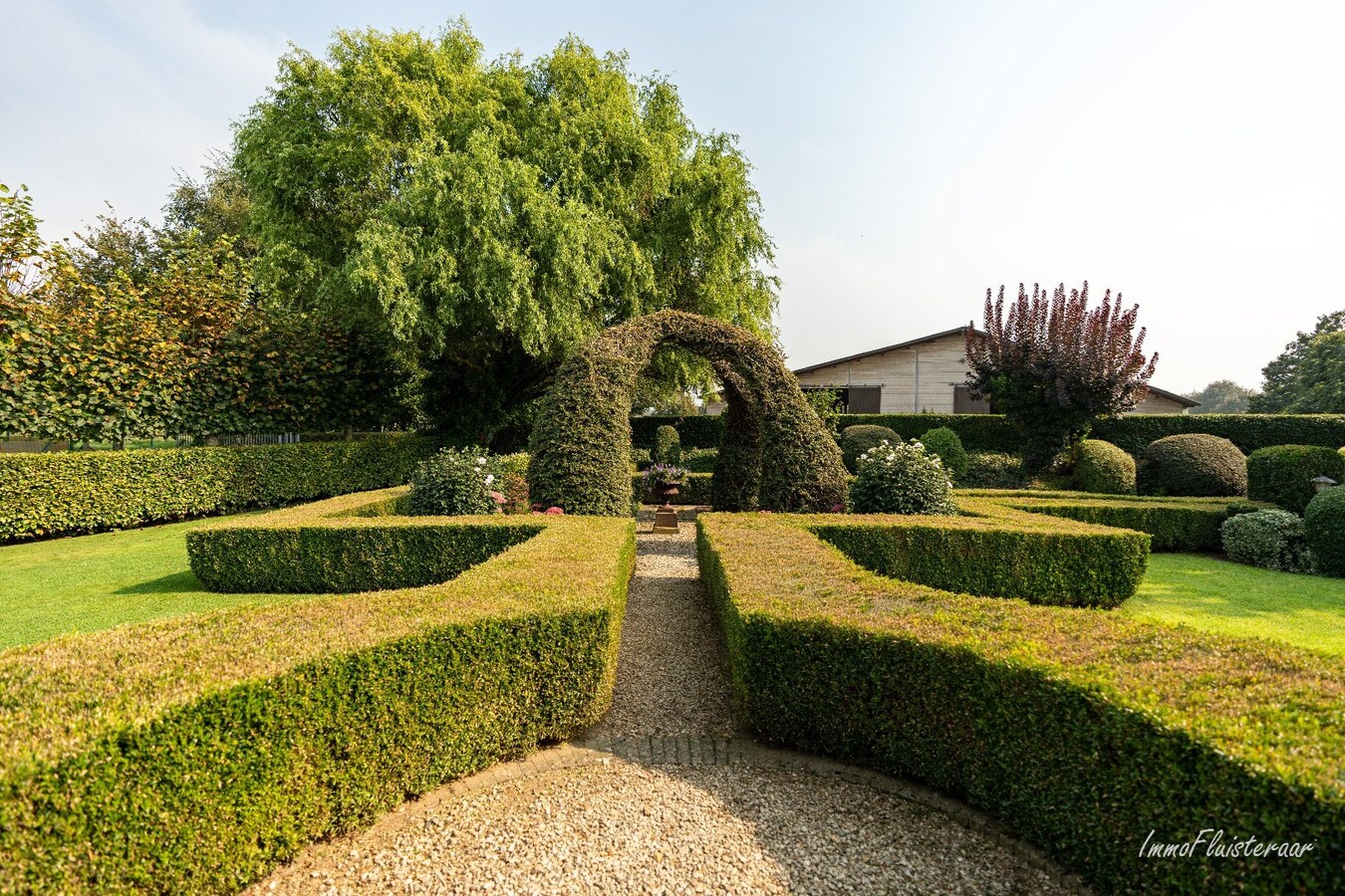 Prachtige villa met een ruim stalgebouw op ca. 2,2 ha te Dilsen-Stokkem 